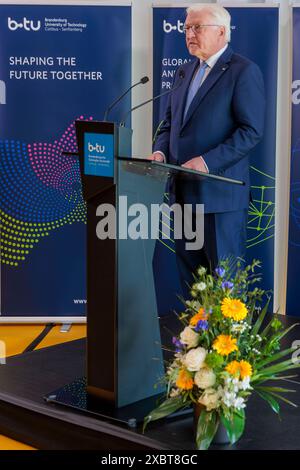 SpreeTec Next BTU Cottbus DEU/Brandenburg/Cottbus Â Bundespräsident Frank-Walter Steinmeier kommt mit dem diplomatischen Korps in die Lausitz. Im Rahmen der Informations- und Begegnungsreise steht auch die Brandenburgische Technische Universität Cottbus-Senftenberg am Standort Cottbus. Auf dem Besuchsprogramm steht das SpreeTec Next-Projekt. Dort wird u.a. durch Prof. Dr. Holger Seidlitz an neuen Fertigungstechnologien für komponenten und Systheme der dezentralen Energietechnik geforscht. *** SpreeTec nächste BTU Cottbus DEU Brandenburg Cottbus Â Bundespräsident Frank Walter Steinmeier kommt Stockfoto