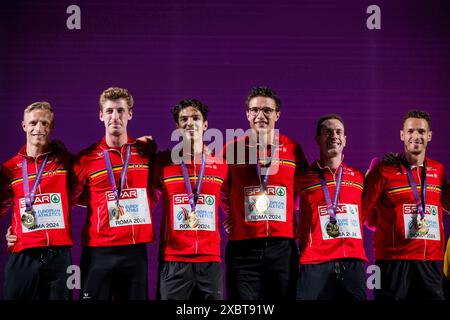 Der belgische Florent Mabille, der belgische Alexander Doom, der belgische Jonathan Sacoor, der belgische Christian Iguacel, der belgische Robin Vanderbemden und der belgische Dylan Borlee feiern auf dem Podium, nachdem er am Mittwoch, den 12. Juni 2024, bei den Leichtathletik-Europameisterschaften in Rom das Staffelfinale der Männer im Format 4x400 m gewonnen hat. Die Leichtathletik-Europameisterschaften finden vom 7. Bis 12. Juni statt. BELGA FOTO JASPER JACOBS Stockfoto