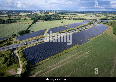 Eine große Freiraum-Photovoltaikanlage zur Stromerzeugung befindet sich direkt neben der Autobahn A20 Stockfoto