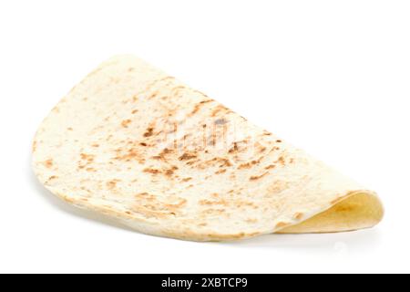 Eine leckere hausgemachte Tortilla isoliert auf weiß Stockfoto