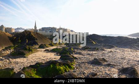 Strand Sant Malo bei sonnigem Wetter bei Ebbe mit wunderschönem blauen Himmel Stockfoto