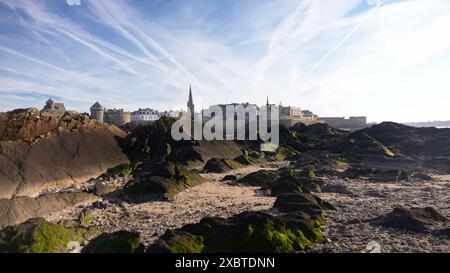 Strand Sant Malo bei sonnigem Wetter bei Ebbe mit wunderschönem blauen Himmel Stockfoto