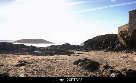 Strand Sant Malo bei sonnigem Wetter bei Ebbe mit wunderschönem blauen Himmel Stockfoto