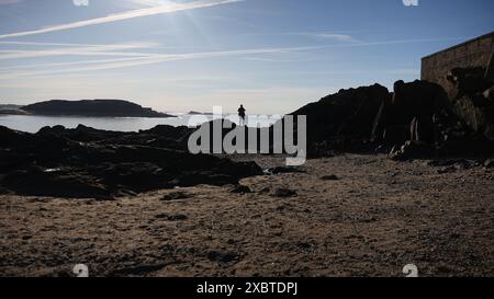 Strand Sant Malo bei sonnigem Wetter bei Ebbe mit wunderschönem blauen Himmel Stockfoto