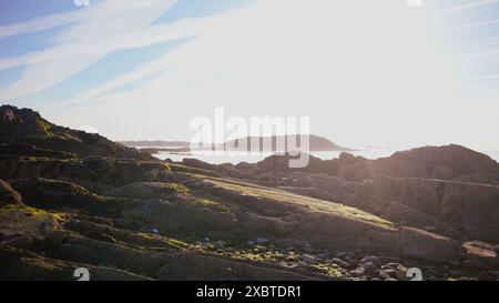 Strand Sant Malo bei sonnigem Wetter bei Ebbe mit wunderschönem blauen Himmel Stockfoto