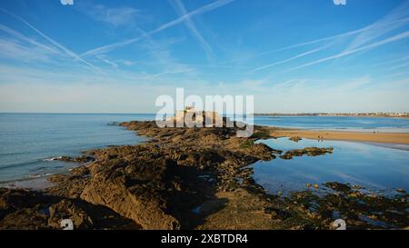 Strand Sant Malo bei sonnigem Wetter bei Ebbe mit wunderschönem blauen Himmel Stockfoto