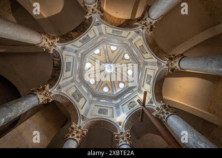 Aix-EN-Provence, Frankreich - 04 20 2023: Blick in die Pfarrei Kathedrale Saint Sauveur Stockfoto