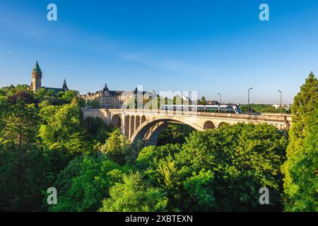 Landschaft der Adolphe-Brücke und des Uhrenturms in Luxemburg-Stadt, Luxemburg Stockfoto