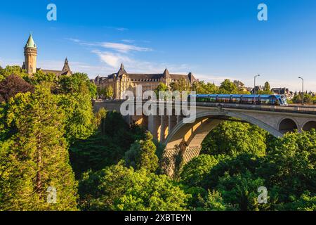 Landschaft der Adolphe-Brücke und des Uhrenturms in Luxemburg-Stadt, Luxemburg Stockfoto