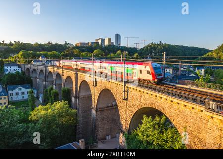 Die Passerelle, auch bekannt als das Luxemburger Viadukt, ist ein Viadukt in Luxemburg-Stadt im Süden Luxemburgs. Stockfoto