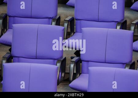 Deutscher Bundestag Leerer Plenarsaal im Deutschen Bundestag, ausgestattet mit Bürodrehstühlen in der Sonderfarbe Reichstags Blue, Berlin, 13.06.2024. Berlin Berlin Deutschland *** Deutscher Bundestag leerer Plenarsaal im Deutschen Bundestag, ausgestattet mit Bürodrehstühlen in der Sonderfarbe Reichstag Blau, Berlin, 13 06 2024 Berlin Berlin Deutschland Stockfoto