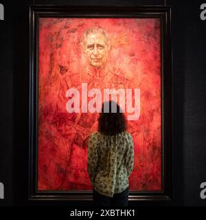 London, Großbritannien. 13. Juni 2024. Eine allgemeine Ansicht eines Porträts von König Karl III. Mit dem Titel „HM King Charles III“ des Künstlers Jonathan Yeo, das bis zum 21. Juni in der Philip Mould Gallery ausgestellt wird. Tierschutzaktivisten haben kürzlich einen Wallace-Kopf und eine Bildunterschrift über das Gemälde gegossen, das durch Glas geschützt ist und anschließend keinen Schaden erlitten hat. Quelle: Justin Ng/Alamy Live News. Stockfoto