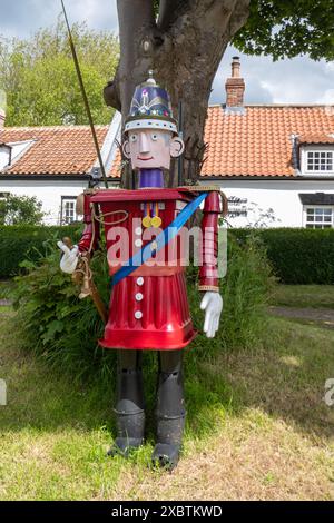 Flamborough Flowerpot Festival im Juni 2024, dörfliches Event in The East Riding of Yorkshire, England, Großbritannien. König Karl III. Model Charakter Stockfoto