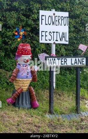 Flamborough Flowerpot Festival im Juni 2024, dörfliches Event in The East Riding of Yorkshire, England, Großbritannien Stockfoto