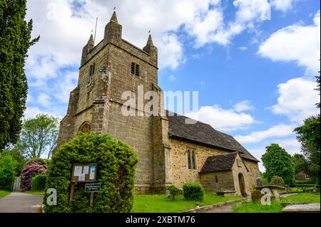 Die St. Mary Magdalene Kirche in Bolney wurde um das Jahr 1100 im normannischen und sächsischen Stil gegründet. West Sussex, England. Stockfoto