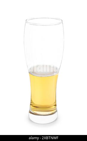 Ein halbes Glas kaltes Bier, isoliert auf weiß Stockfoto