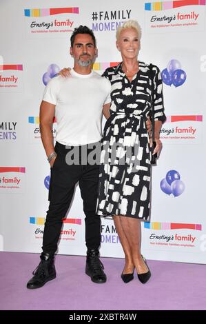 Brigitte Nielsen mit Ehemann Mattia Dessi bei der Ernsting's Family Fashion Show 2024 im Hotel Atlantic. Hamburg, 11.06.2024 Stockfoto