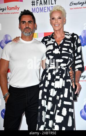 Brigitte Nielsen mit Ehemann Mattia Dessi bei der Ernsting's Family Fashion Show 2024 im Hotel Atlantic. Hamburg, 11.06.2024 Stockfoto