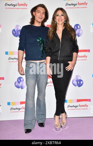 Damian Hurley mit Mutter Elizabeth Hurley bei der Ernsting's Family Fashion Show 2024 im Hotel Atlantic. Hamburg, 11.06.2024 Stockfoto