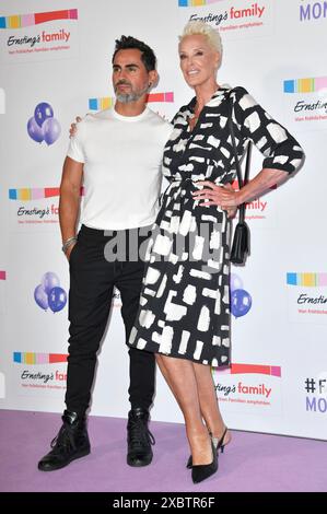 Brigitte Nielsen mit Ehemann Mattia Dessi bei der Ernsting's Family Fashion Show 2024 im Hotel Atlantic. Hamburg, 11.06.2024 Stockfoto