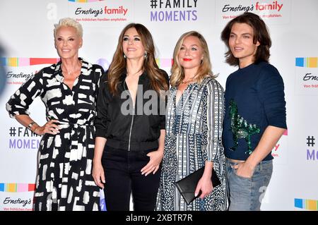 Brigitte Nielsen, Elizabeth Hurley, Elisabeth Röhm und Damian Hurley bei der Ernsting's Family Fashion Show 2024 im Hotel Atlantic. Hamburg, 11.06.2024 Stockfoto