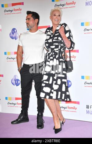 Brigitte Nielsen mit Ehemann Mattia Dessi bei der Ernsting's Family Fashion Show 2024 im Hotel Atlantic. Hamburg, 11.06.2024 Stockfoto