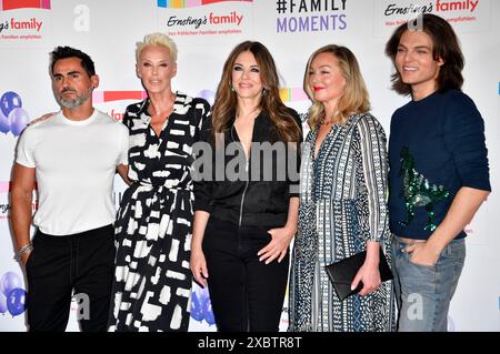 Mattia Dessi, Brigitte Nielsen, Elizabeth Hurley, Elisabeth Röhm und Damian Hurley bei der Ernsting's Family Fashion Show 2024 im Hotel Atlantic. Hamburg, 11.06.2024 Stockfoto