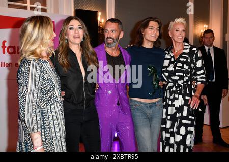 Elisabeth Röhm, Elizabeth Hurley, Marcello Concilio, Damian Hurley und Brigitte Nielsen bei der Ernsting's Family Fashion Show 2024 im Hotel Atlantic. Hamburg, 11.06.2024 Stockfoto