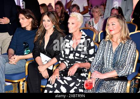Damian Hurley, Elizabeth Hurley, Brigitte Nielsen und Elisabeth Röhm bei der Ernsting's Family Fashion Show 2024 im Hotel Atlantic. Hamburg, 11.06.2024 Stockfoto