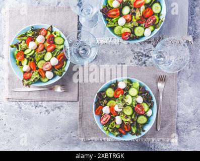 Italienische Salate mit Salat, Tomaten, Mozzarella und Gurke Stockfoto