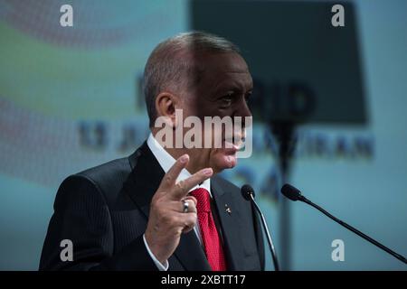 Madrid, Madrid, Spanien. Juni 2024. RECIP TAYYIP ERDOGAN, Präsident der Republik Türkei, spricht während des Geschäftstreffens zwischen Spanien und der Türkei im Auditorium des Hauptsitzes der BBVA in Madrid, während des hochrangigen Treffens zwischen Spanien und der Türkei. Recep Tayyip Erdogan, Präsident der Republik Türkei, besucht Spanien offiziell, um am VIII. Regierungsgipfel zwischen der Türkei und Spanien teilzunehmen, um Wirtschafts- und Wirtschaftsfragen zu erörtern. (Kreditbild: © Luis Soto/ZUMA Press Wire) NUR REDAKTIONELLE VERWENDUNG! Nicht für kommerzielle ZWECKE! Stockfoto