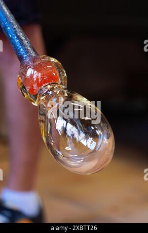 Mundgeblasenes Glas im Erstellungsprozess Stockfoto