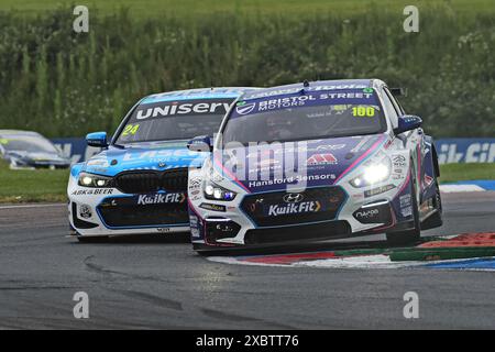 Heben eines Hinterrads, Tom Ingram, Hyundai i30N, Team Bristol Street Motors, Jake Hill, BMW 330e M Sport, Laser Tools Racing mit MB Motorsport, BTCC, Stockfoto