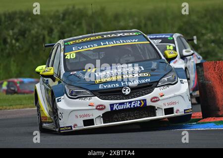 Aron Taylor-Smith, Vauxhall Astra, Evans Halshaw Power Maxed Racing, BTCC, British Touring Car Championship, Runden zehn, elf und zwölf der 202er Stockfoto