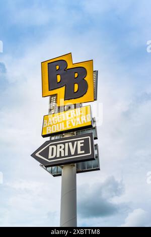 Logo-Schild auf dem Bageterie Boulevard. Tschechisches Fast-Food-Schild vor blauem Himmel Stockfoto