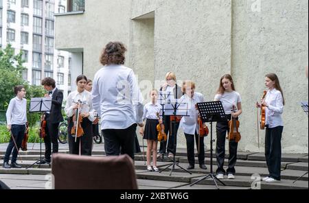 Orchester ukrainischer Geiger. Kinder spielen Geigen, Musikunterricht auf der Straße. Teenager Mädchen. Wiedergabe. Ukraine, Kiew - 4. Juni 2024 Stockfoto