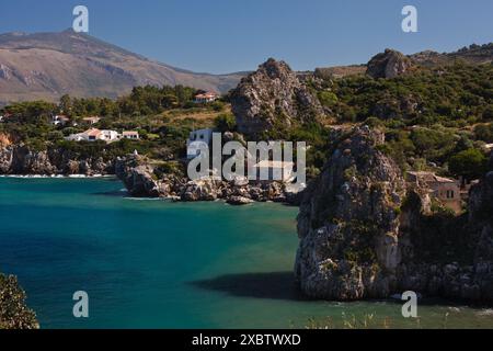 Blick über die ruhige Bucht zu den Faraglioni, eine Reihe von hoch aufragenden Offshore rock Stacks, Scopello, Trapani, Sizilien, Italien, Mittelmeer, Europa Stockfoto