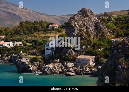 Blick über die ruhige Bucht zu den Faraglioni, eine Reihe von hoch aufragenden Offshore rock Stacks, Scopello, Trapani, Sizilien, Italien, Mittelmeer, Europa Stockfoto