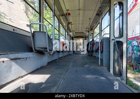 Innenraum einer der alten elektrischen Straßenbahnen von Belgrad, die Passagiere durch die Stadt bringen. April 2024. Stockfoto