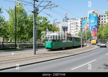 Alte grüne elektrische Straßenbahn in Belgrad, Serbien. April 2024. Stockfoto