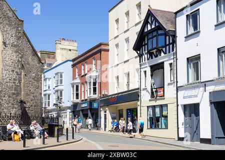 Tenby Town Centre The High Street and Tudor Square Shops in Tenby eine walisische Küstenstadt in Carmarthan Bay Pembrokeshire West Wales UK GB Europe Stockfoto