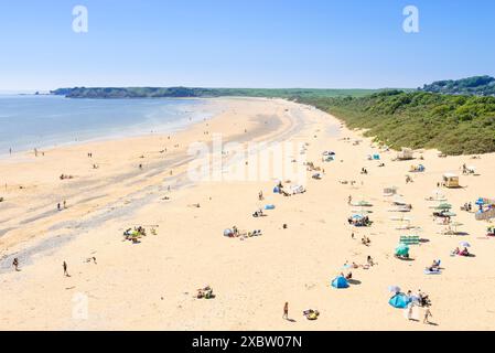 Tenby South Beach in Richtung Penally mit Sonnenbaden am langen Sandstrand Tenby Pembrokeshire Carmarthan Bay West Wales Großbritannien GB Europa Stockfoto
