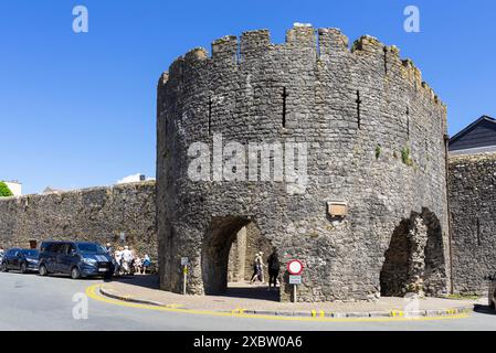 Tenby Town Five Arches Gate ein Eingangstor in der mittelalterlichen Stadtmauer des 13. Jahrhunderts Tenby Carmarthan Bucht Pembrokeshire West Wales UK GB Europe Stockfoto