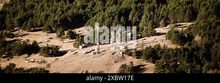 Telekommunikations-Handytürme Mit Antennen Auf Dem Hintergrund Des Bergwaldes Stockfoto