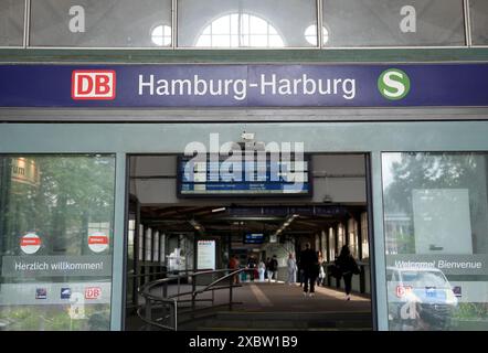 Hamburg, Deutschland. Juni 2024. Blick auf den Eingang zum Bahnhof Harburg im Stadtteil Harburg. Quelle: Marcus Brandt/dpa/Alamy Live News Stockfoto