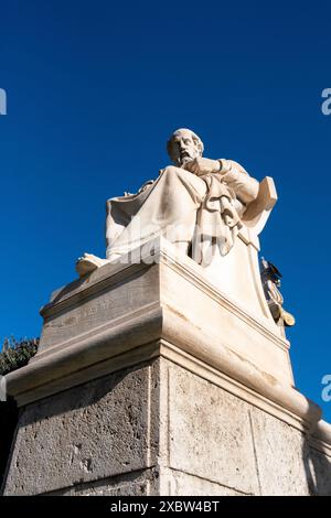 Statue des antiken griechischen Philosophen Platon an der Akademie der Wissenschaften, Geisteswissenschaften und Schönen Künste in Athen, Teil der neoklassischen Trilogie von Austri Stockfoto