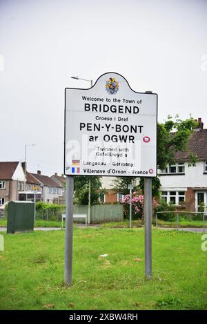 Die Bilder zeigen das Stadtzentrum von Bridgend, drei Wochen vor den Parlamentswahlen 2024, ein wichtiger Zielsitz der Labour Party. Stockfoto