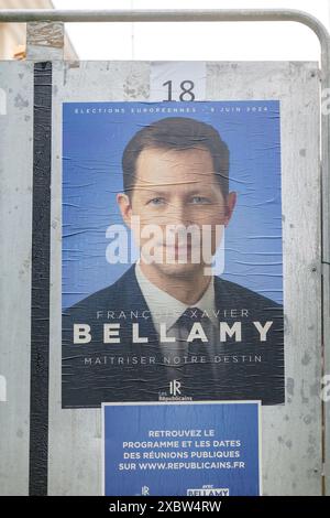 Paris, Frankreich - 4. Juni 2024: Porträt von Francois Xavier Bellamy, Kandidat auf einem Wahlkampfplakat in Paris Stockfoto