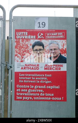 Paris, Frankreich - 4. Juni 2024: Porträt von Nathalie Arthaud und Jean Pierre Mercier, Kandidaten der kommunistischen Partei auf einem Wahlkampfplakat in Paris Stockfoto