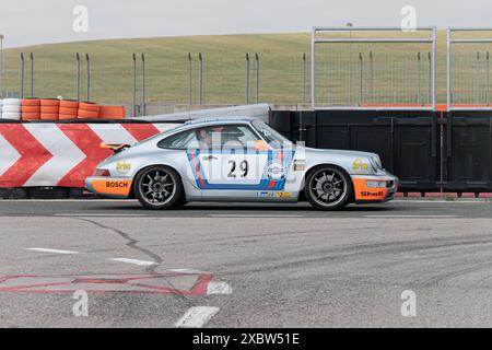 Los Arcos, Spanien-25. Mai 2024: 1990 Porsche 964 (911) Martini auf Circuito de Navarra Stockfoto